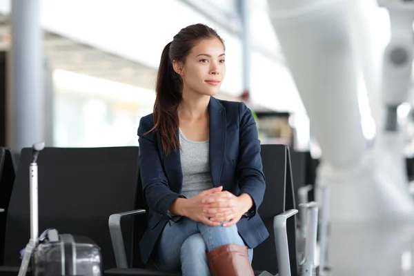 Αεροδρόμιο γυναίκα να περιμένει στο τερματικό - αεροπορικά ταξίδια — Φωτογραφία Αρχείου