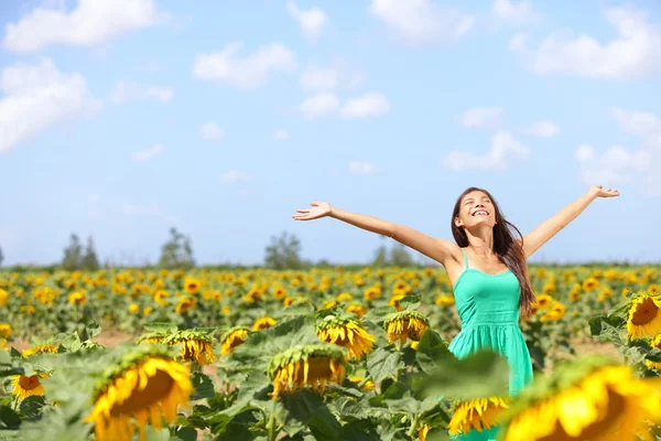 幸せ屈託のない夏の女の子でひまわり畑 — ストック写真