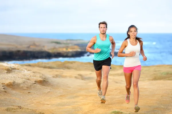 Pareja de deportes trotando para correr fitness afuera — Foto de Stock