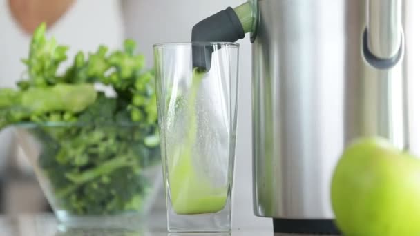 Máquina de Juicing que hace el jugo vegetal del brócoli — Vídeos de Stock