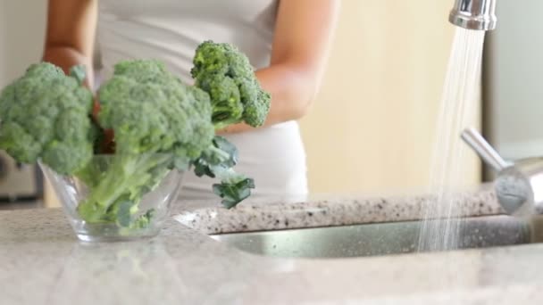 Limpieza del lavado de las verduras de brócoli en la cocina — Vídeo de stock