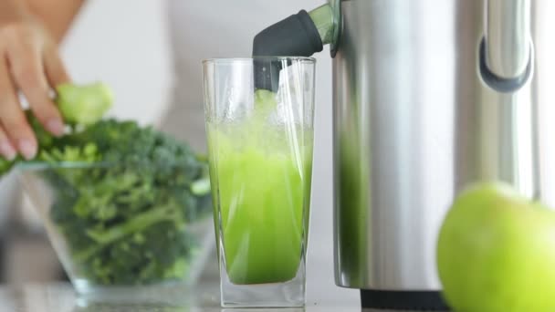 Соковыжималка для приготовления зеленого брокколи овощной сок — стоковое видео