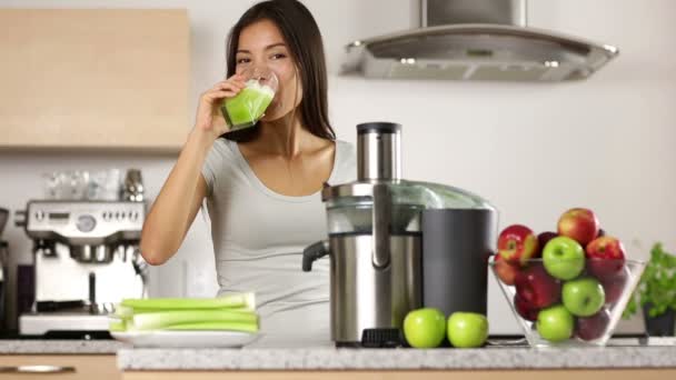 Mujer haciendo jugo de verduras verdes y beber — Vídeos de Stock