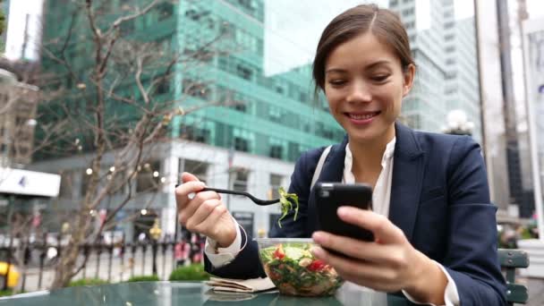 Jonge zakenvrouw salade eten op lunchpauze — Stockvideo