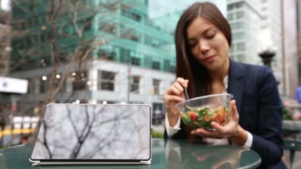 Δισκίο υπολογιστή pc και επιχειρήσεων γυναίκα τρώει σαλάτα — Αρχείο Βίντεο