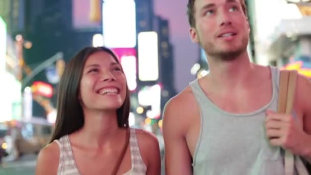 Χρονολόγηση ζευγάρι στην αγάπη, την πλατεία Τάιμς, πόλη της Νέας Υόρκης — Αρχείο Βίντεο