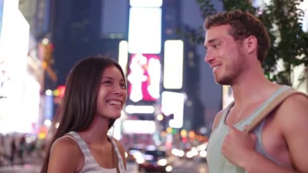 Daten paar aan liefde times square, new york city — Stockvideo