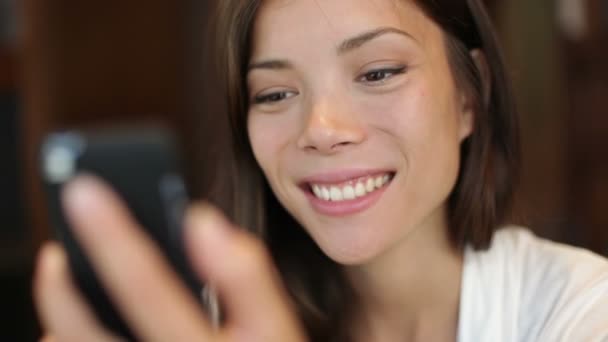 Chica Smartphone utilizando la aplicación en el teléfono en la cafetería — Vídeos de Stock