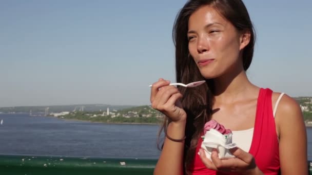 Γυναίκα τρώει παγωτό στο Κεμπέκ — Αρχείο Βίντεο
