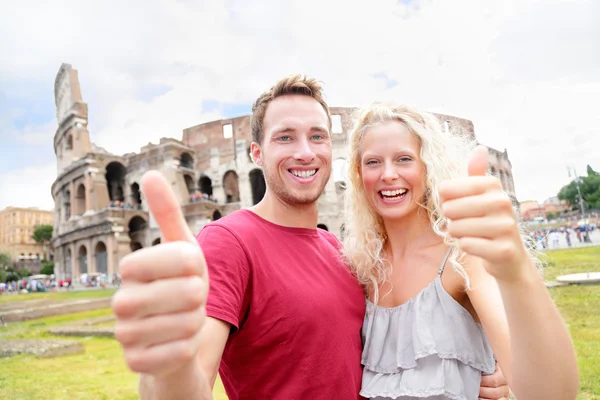 Feliz pareja de viaje en Roma por el Coliseo enamorado — Foto de Stock