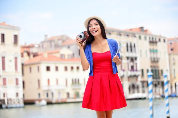 Travel tourist woman with camera — Stock Photo, Image