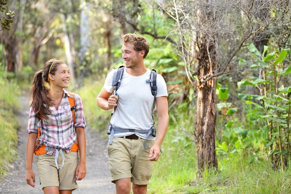 Escursionisti - escursionisti che camminano felici nella foresta — Foto Stock