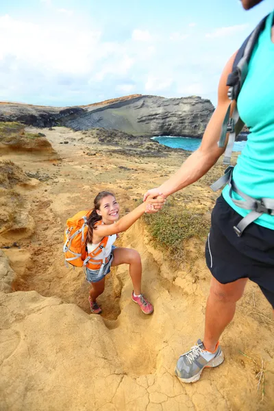 Hilfe - Wanderin bekommt helfende Hand beim Wandern — Stockfoto
