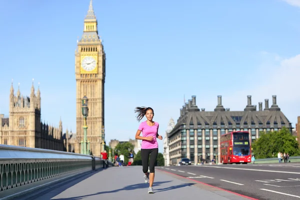 Лондонка бежит рядом с Биг-Беном — стоковое фото