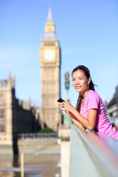 Mujer corredora escuchando música de Big Ben — Foto de Stock