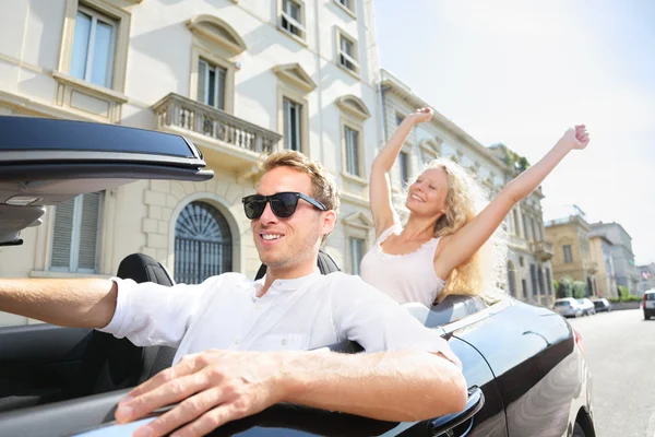 Pessoas de carro - homem dirigindo com mulher feliz — Fotografia de Stock