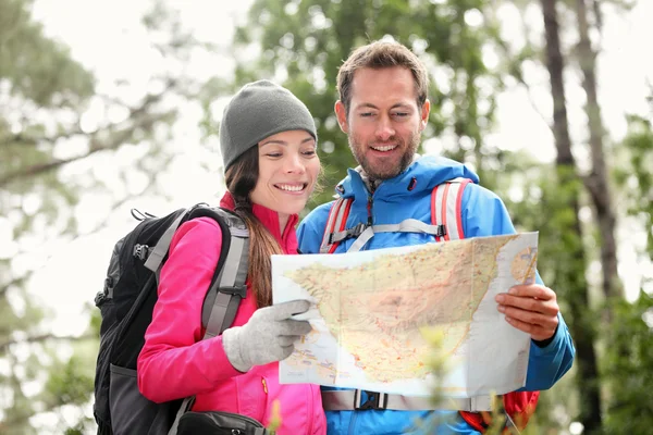 Couple randonnée à la recherche d'une carte randonnée en forêt — Photo