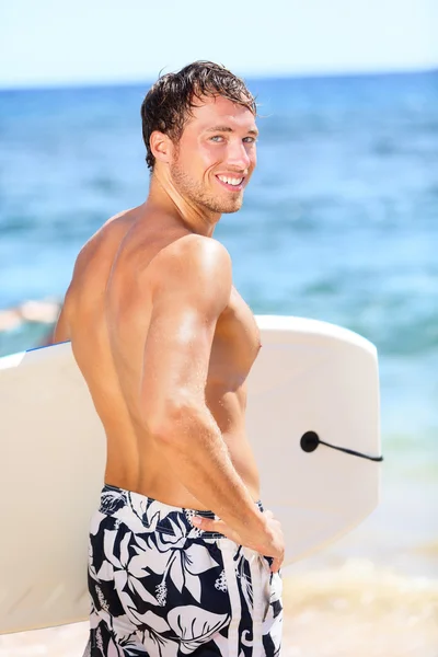 Retrato de surfista masculino guapo en la playa de verano —  Fotos de Stock