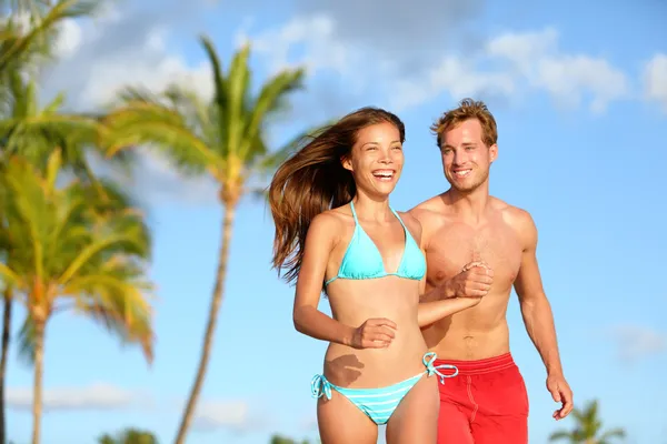 Par att ha kul på stranden semester resor — Stockfoto