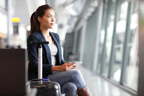 Passageiro viajante mulher no aeroporto — Fotografia de Stock