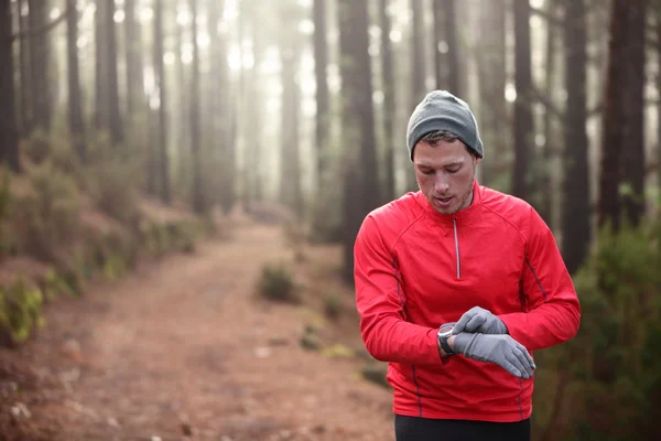Trail runner looking at heart rate monitor watch — Stock Photo, Image