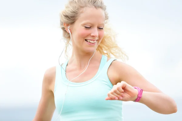 Mulher correndo olhando para relógio monitor de frequência cardíaca — Fotografia de Stock