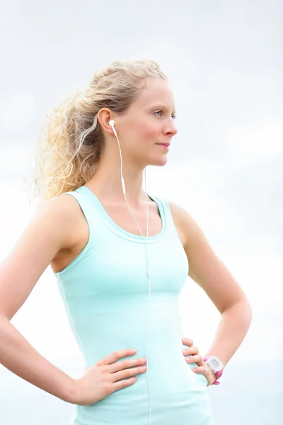 Sportlerin ruht sich nach Lauftraining aus — Stockfoto