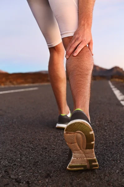 Křeče v nohou telat nebo tele výron na běžec — Stock fotografie