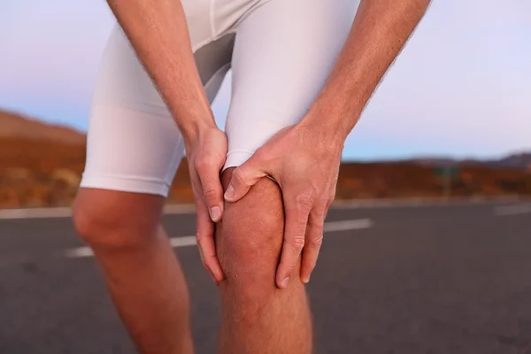 Douleur au genou - blessure sportive en course — Photo