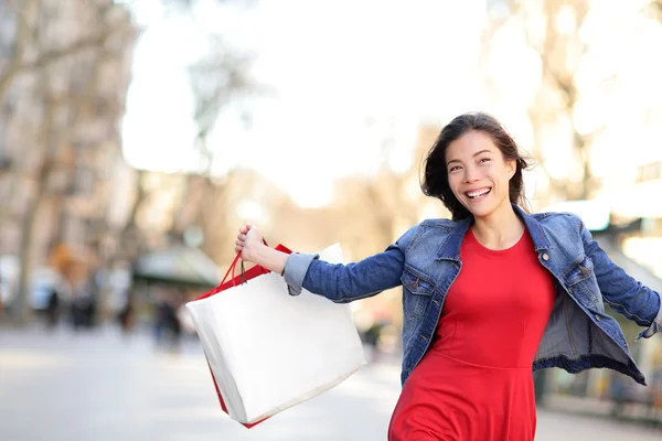 Shoppingmädchen glücklich draußen einkaufen — Stockfoto