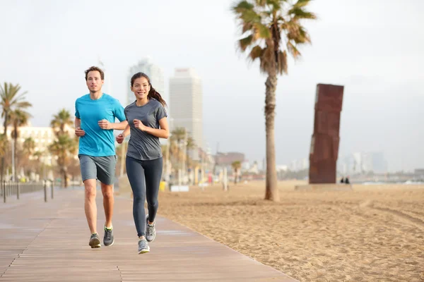 Laufendes Paar joggt Barcelona Beach Barceloneta — Stockfoto