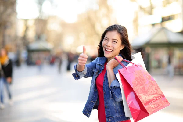 Compras de mujer pulgares hacia arriba en La Rambla, Barcelona — Foto de Stock