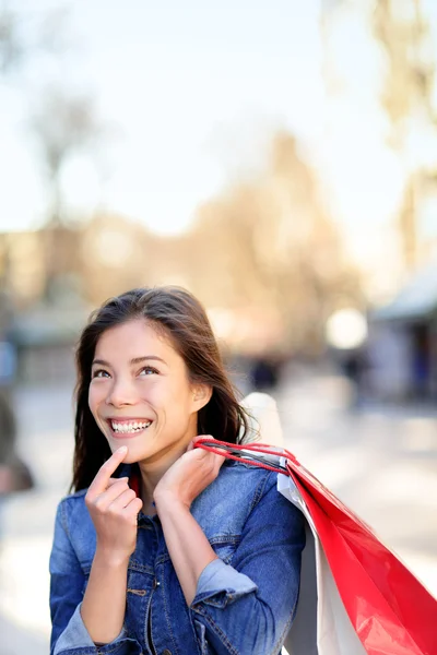 Shopping-Frau denkt beim Blick nach draußen — Stockfoto