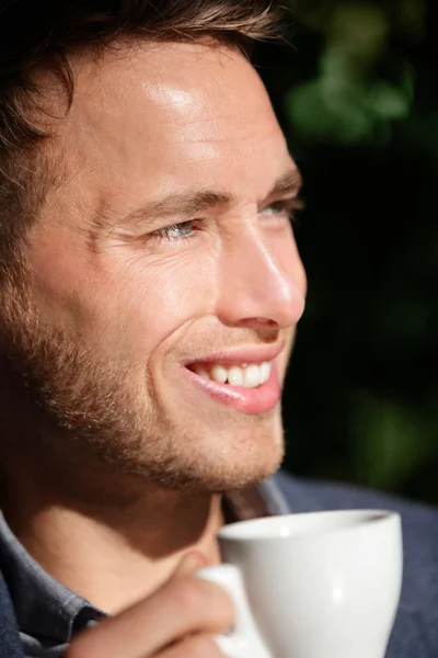 Homme gros portrait au café en buvant du café — Photo