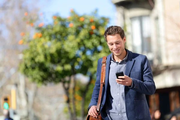 Jovem homem profissional urbano usando telefone inteligente — Fotografia de Stock