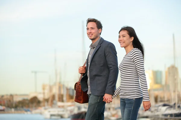 Jeune couple marchant à l'extérieur dans le port de la ville — Photo