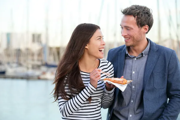 Happy couple tourists eating waffles in Barcelona — Stock Photo, Image