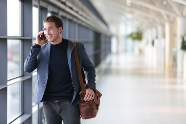 Homem de negócios urbano falando no telefone inteligente — Fotografia de Stock