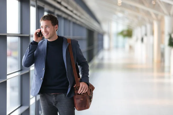 Uomo d'affari urbano che parla su smart phone — Foto Stock