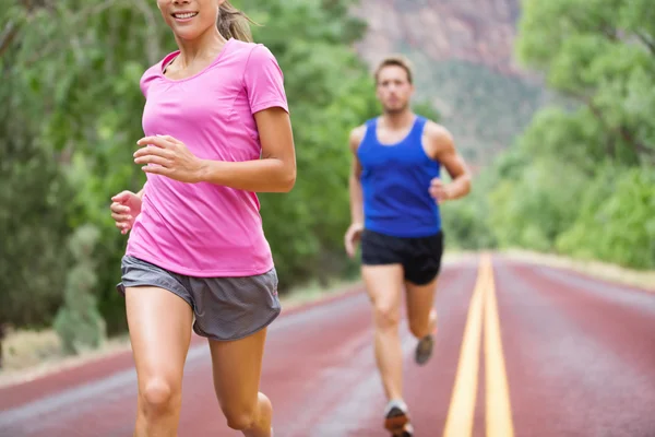 Maratona atletas de corrida casal treinamento na estrada — Fotografia de Stock