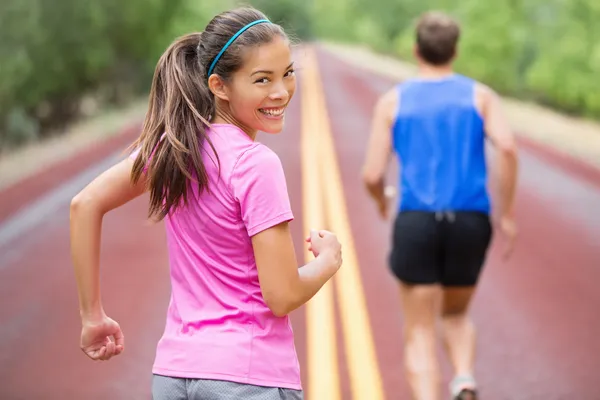 微笑着看着摄像机的女跑步运动员 — 图库照片