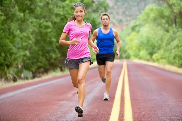 Atletas corriendo - pareja de deportistas corriendo en verano — Foto de Stock