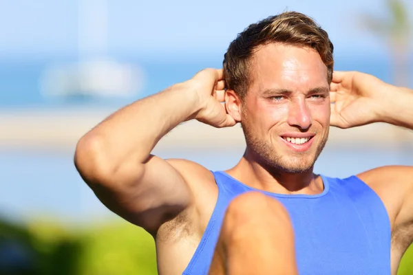 Homem de fitness fazendo sit-ups — Fotografia de Stock