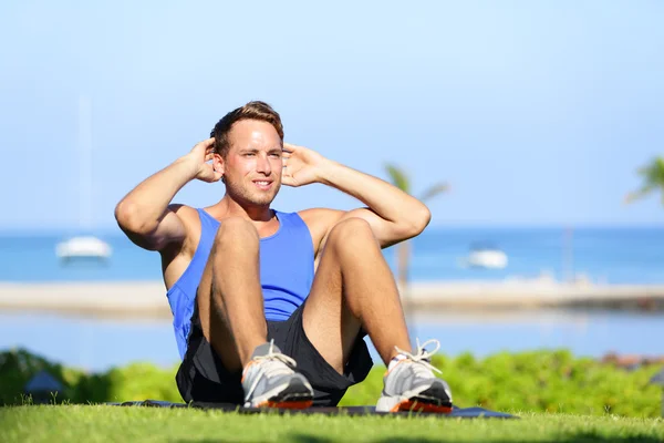 Uomo che esercita sit-up al di fuori — Foto Stock