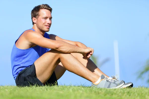 Esporte homem fitness relaxante após o treinamento — Fotografia de Stock