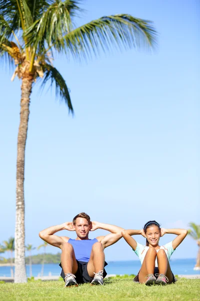 People training sit ups outside - fitness couple — Stock Photo, Image