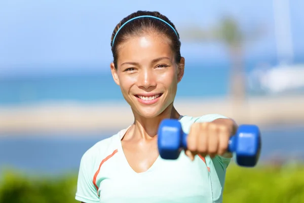 Fitness mulher levantando treinamento de peso dumbbell — Fotografia de Stock