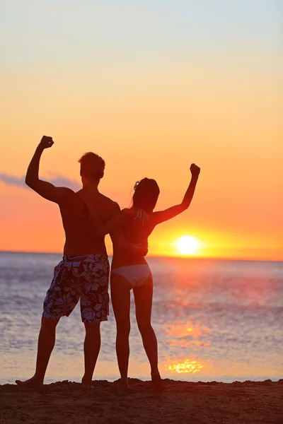 Fitness-Paar jubelt bei Sonnenuntergang am Strand — Stockfoto
