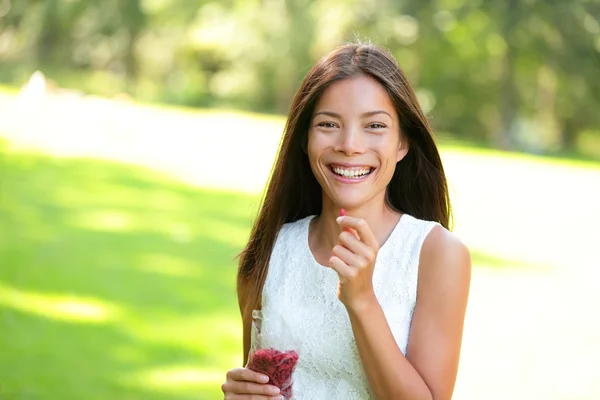 Женщина ест ягоды годжи — стоковое фото