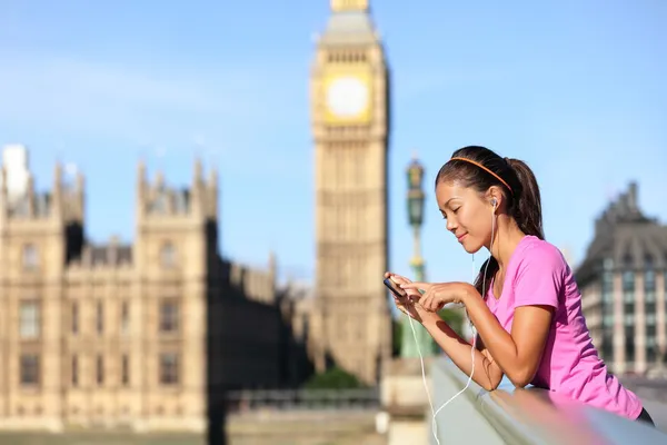 Londres estilo de vida mujer escuchando música, Big Ben —  Fotos de Stock